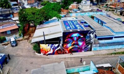 Telhado na Cidade de Deus diz: “Aqui tem crianças, sonhos e famílias