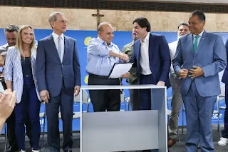 O governador Ibaneis assinou um decreto que estabelece a criação da Secretaria da Juventude do Distrito Federal.