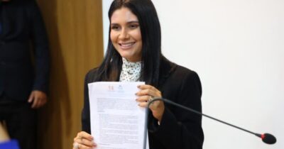 EM SESSÃO SOLENE VEREADORA CLARA GOMES LANÇOU ONTEM A FRENTE PARLAMENTAR MISTA DA PRIMEIRA INFÃNCIA