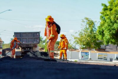 Prefeito André da RalpNet acompanha obras de pavimentação asfáltica em Pinheiro