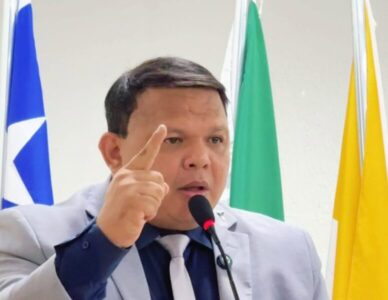 “Antes era xerox, hoje é livro”: Marcos Moura expõe o contraste entre o passado e o presente da educação em Timon