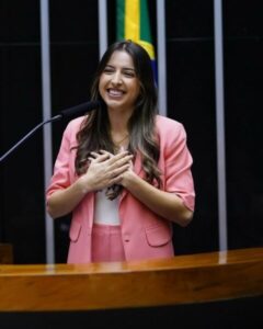 “ÇA SUFFIT POUR MOI”! AMANDA GENTIL: Deputada caxiense assume presidência do Progressistas no Maranhão…