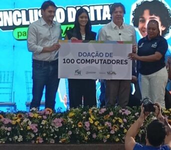 Timon recebe 100 computadores após articulação do deputado Leandro Bello com o Ministério das Comunicações