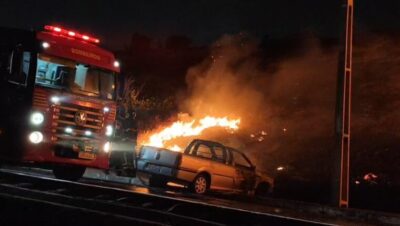Carro pega fogo e atinge área de vegetação na Avenida Litorânea em São Luís
