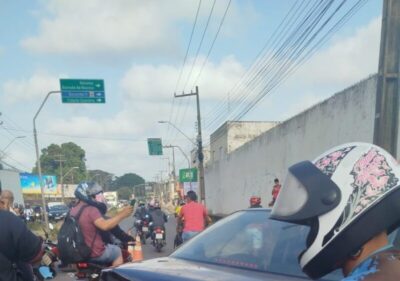 Duas pessoas ficam feridas em acidente de trânsito com carro, causando congestionamento quilométrico na Estrada de Ribamar