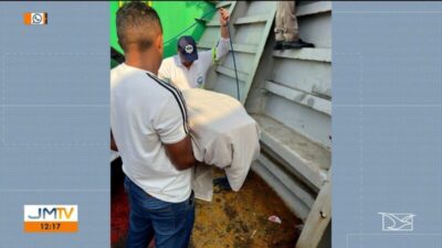 O corpo de outra pessoa continuou no carro da funerária, aguardando resgate.