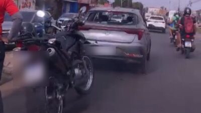 Batida entre motocicleta e carro deixa trânsito lento na Estrada de Ribamar