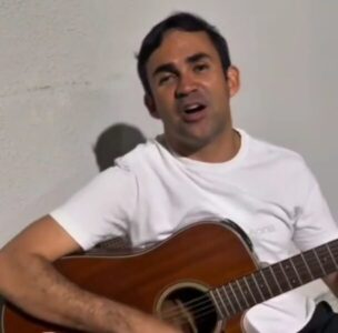 Prefeito cassado reaparece cantando e tocando violão