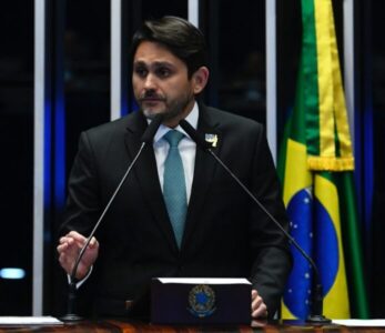 Juscelino celebra aprovação da nova faixa de isenção do Imposto de Renda