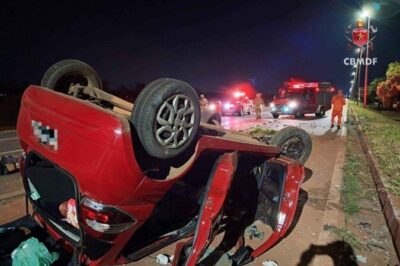 Carro capota após colidir com poste de iluminação na Epia