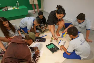 Estudantes de Ceilândia desenvolvem monumentos para Brasília durante oficina no Museu Nacional.