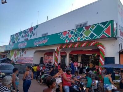Denúncia: Supermercado Camiño de Rosário põe em risco os clientes com prédio rachado e infiltrações