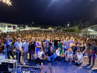 Prefeito Dione do Pastel promove recorde de público com show histórico em Combinado