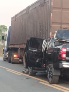 VÍDEO: Hilux fica destruída após bater na traseira de caminhão na BR-222, deixando dois mortos e um ferido no interior do Maranhão