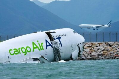 Avião cargueiro derrapa na pista e cai no mar em Hong Kong deixando mortos