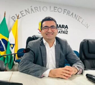 Retorno Estratégico: Secretários Carlos Hermes e Flamarion reassumem cadeiras na Câmara para discutir emendas impositivas