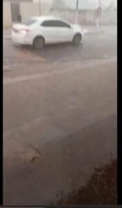 Chuva congelada em Riachão assusta moradores, vídeos mostram gelo nas ruas e quintais.