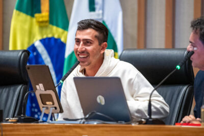 Plenário da CLDF aplaude o campeão mundial de marcha atlética Caio Bonfim