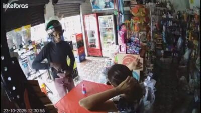Comerciante é assaltada em plena luz do dia na Liberdade; crime foi registrado por câmeras de segurança