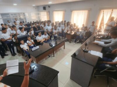 Projeto ‘Turma da Cidadania’: Profº Fábio Henrique conduz simulação de sessão com alunos da UEB Tácito de Caldas