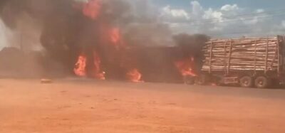 Carreta carregada com eucalipto pega fogo na MA-386Central de Noticias Brasil