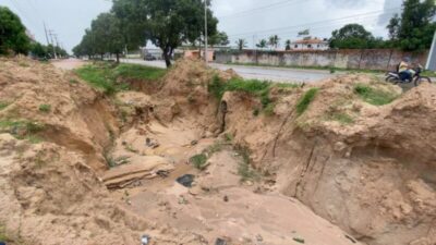Cratera causada por galeria provoca transtornos no bairro Cidade Nova, em Barreirinhas