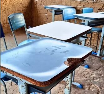 Timbiras: crianças estudam em escola de taipa apesar de milhões recebidos para a educação