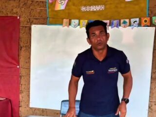 Wellington denuncia escola de taipa em Timbiras