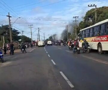 Moradores da Raposa bloqueiam MA-203 e denunciam abandono de Eudes Barros