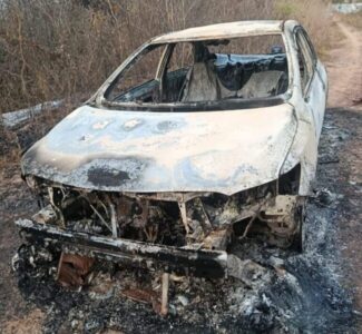 Corpo carbonizado é encontrado em carro incendiado entre Tuntum e Barra do Corda