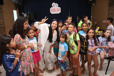 Daniella faz festa em homenagem às crianças em Presidente Dutra