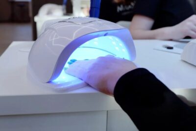 Anvisa proíbe produtos usados em esmaltação em gel por risco de câncer