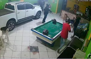 Cenas de terror: câmeras flagam execução de dois homens em bar
