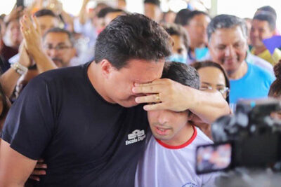 Felipe Camarão se emociona ao entregar última Escola Digna