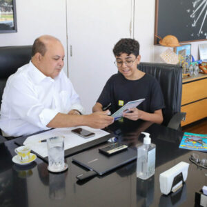 Ibaneis recebe visita de jovem brasiliense com superdotação e altas habilidades