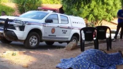 Homem é executado a tiros por dupla encapuzada dentro de bar em Caxias