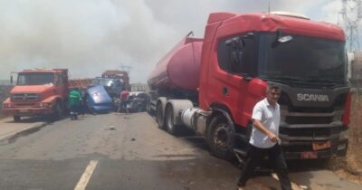 Engavetamento com viatura da PRF deixa feridos na BR-135