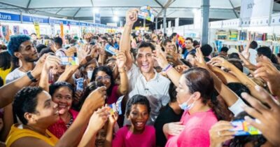 Duarte Júnior aquece reta final da Feira do Livro com vales
