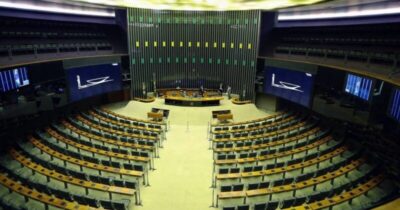 Câmara gasta milhões com deputados presos ou fora do Brasil