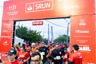 Corredores piauienses nas ruas de Teresina, neste domingo, com a SRUN do Santander