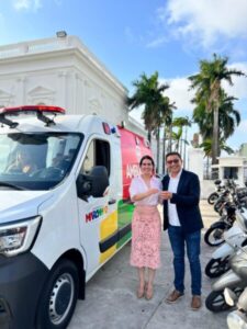 Paula Prata articula ambulância para Newton Bello, após mutirão dos olhos