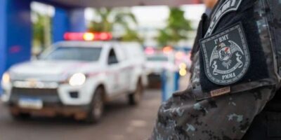 Dois homicídios são registrados no fim de semana na Grande Ilha O fim de semana foi marcado por dois homicídios na Região Metropolitana de São Luís, com casos registrados em São José de Ribamar e na capital maranhense. O primeiro crime ocorreu por volta do meio-dia de domingo (12), na Rua Bernardo M. Matos, bairro Vieira, em São José de Ribamar. A vítima foi identificada como Vinícius José Carneiro Santos, de 27 anos, conhecido como “Panda”. De acordo com informações repassadas à Polícia Militar, os suspeitos seriam indivíduos conhecidos pelos apelidos de Chiquinho, Milk, Eduardo e Bradock, que efetuaram vários disparos contra a vítima, fugindo em seguida. Vinícius morreu ainda no local. Policial penal morre após discussão de trânsito em São Luís O segundo caso ocorreu na noite de sábado (11), no bairro Forquilha, em São Luís. A vítima foi o policial penal Diego Antônio Mendes Ferraz, de 40 anos, conhecido como Ferraz, que atuava como diretor-geral da Unidade Prisional de Coroatá. Segundo informações preliminares, Diego se envolveu em uma discussão de trânsito com outro motorista. Durante o desentendimento, ele teria sacado uma arma e descido do veículo. Ao encerrar a discussão e virar as costas, o outro condutor acelerou o carro e o atropelou, fugindo do local logo depois. O policial penal morreu ainda no local. A Polícia Civil investiga ambos os casos para identificar e prender os responsáveis.