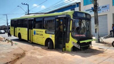 Ônibus fica preso em buraco causado por obra inacabada na Cidade Operária