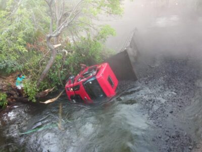 MAIS UMA PONTE DESABA NO INTERIOR DO MARANHÃO E CAMINHÃO CAI DENTRO DE RIO ENTRE FERNANDO FALCÃO E MIRADOR