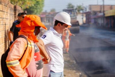 Prefeito André da RalpNet acompanha obras de pavimentação asfáltica em Pinheiro