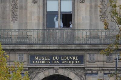 Dois homens são presos acusados de roubo de joias históricas no Museu do Louvre