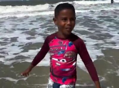 Menino do Maranhão conhece o mar pela primeira vez após perder a mãe em feminicídio