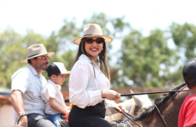 Bruna Pessoa participa da 3ª Cavalgada da Fazenda Três Irmãos em Santa Filomena do Maranhão, esbanjando simpatia e alegria