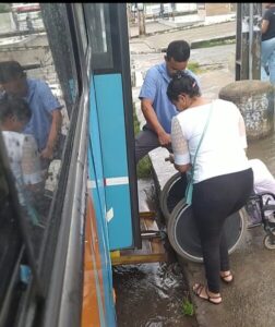 “Nada mudou”: elevador para cadeirantes quebrado dificulta a vida de PCD’s