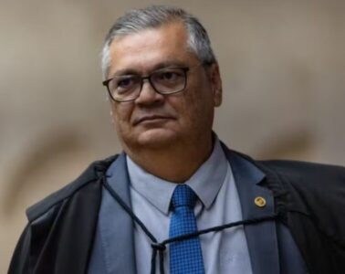 Título: Ministro do STF Flávio Dino move ação por crime contra a honra após ataques em grupo de WhatsApp